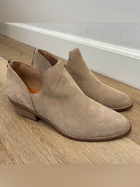Lucky Brand Freelia Suede Ankle Booties In A Dune Color Women’s Size US10 EU42